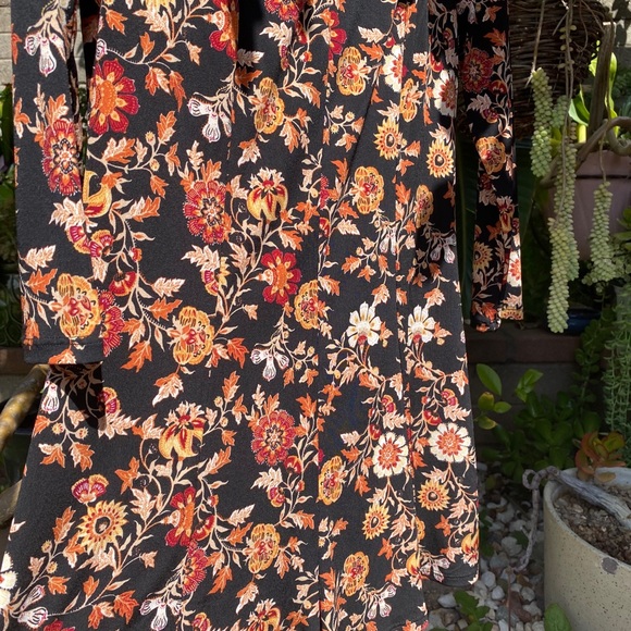 Black forever 21 floral romper - Picture 5 of 6